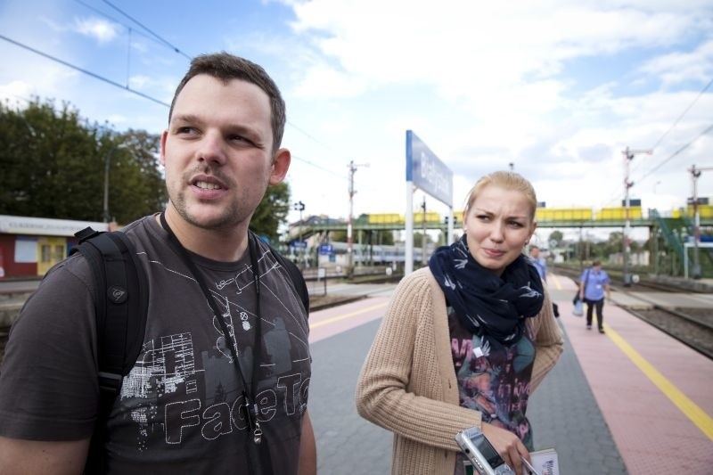 Przez wyłączenia z ruchu pociągów odcinka z Tłuszcza do...