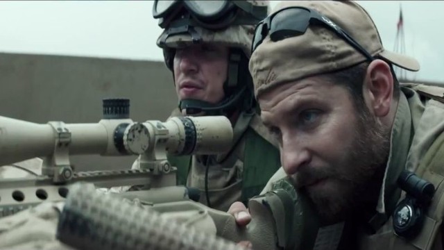 W rolę tytułowego snajpera wcielił się Bradley Cooper.