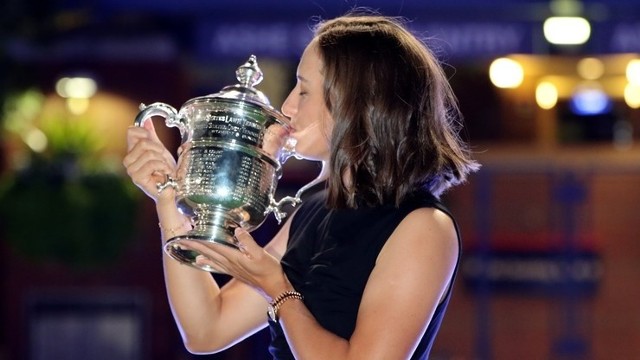 Iga Świątek całuje trofeum US Open 2022