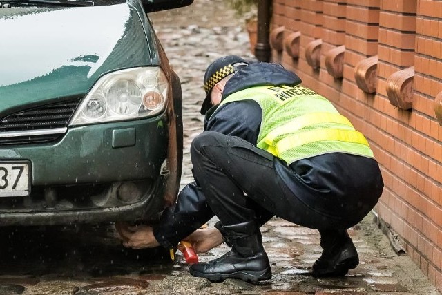 W Opolu widok strażnika już nikogo nie dziwi, w Komprachcicach tak, gdyż pierwsze, zmotoryzowane patrole pojawiły się dopiero w marcu.