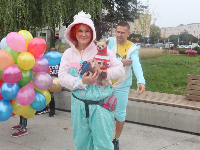 Niecodzienny bieg w Świdniku. Mieszkańcy wskoczyli w piżamy i pobiegli charytatywnie. Zobacz zdjęcia