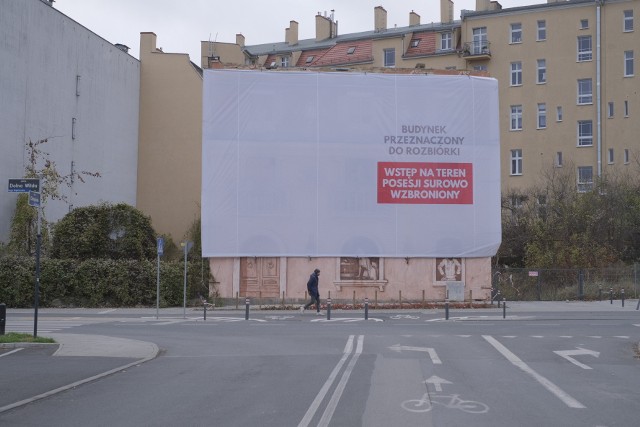 Przepiękny mural na poznańskiej Wildzie zasłoniła płachta informująca o planowanej rozbiórce.Zobacz kolejne zdjęcie --->