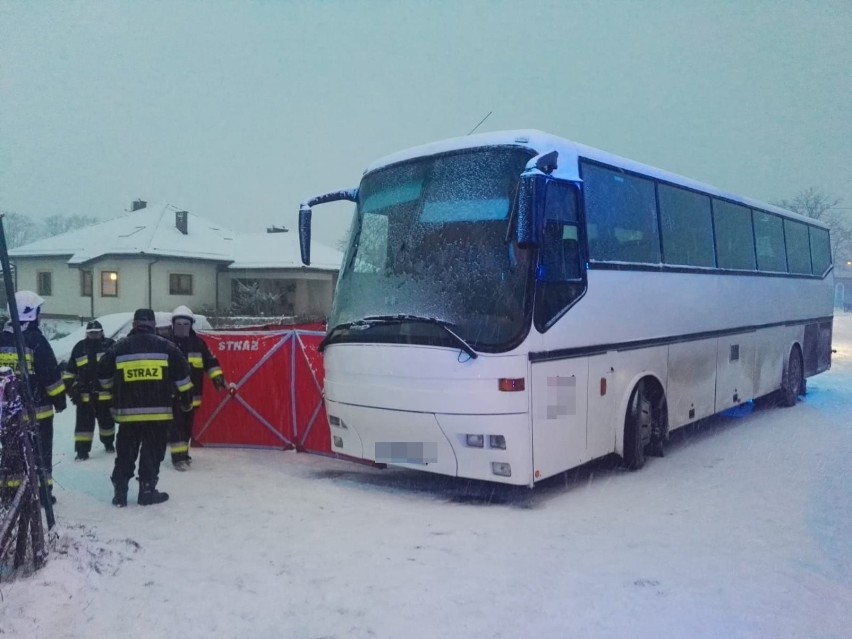Tragiczny wypadek w Rakowcu. 11-letni chłopczyk potrącony przez autobus, mimo reanimacji zmarł