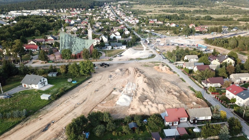 Na największej inwestycji drogowej w Kielcach widać już jezdnie i kawałek ronda. Zobacz nowe połączenie dróg 73 i 74 (WIDEO Z DRONA)