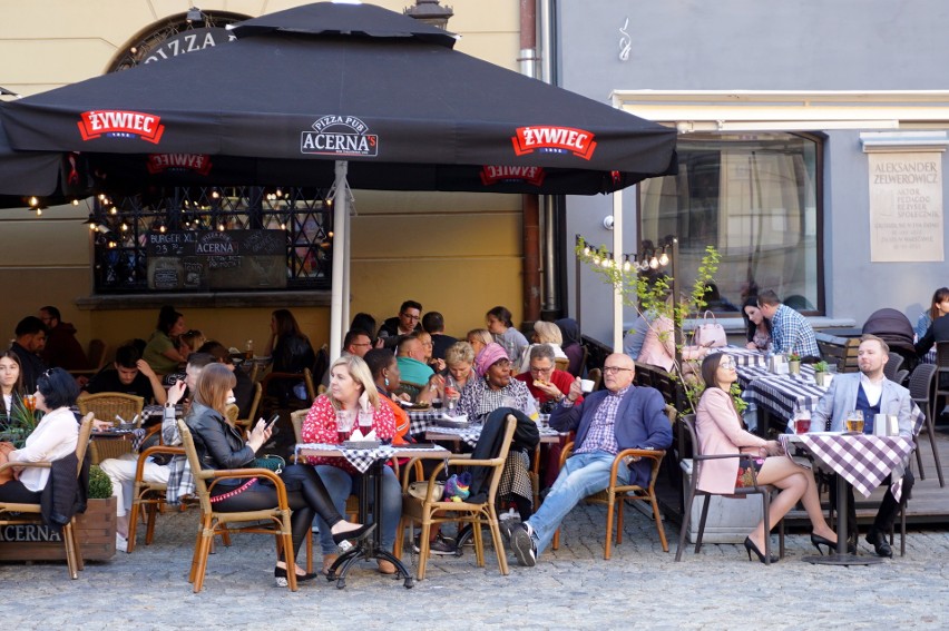 Tłumy w centrum Lublina. Lublinianie stęsknili się za obiadem pod restauracyjnym parasolem. Zobacz  