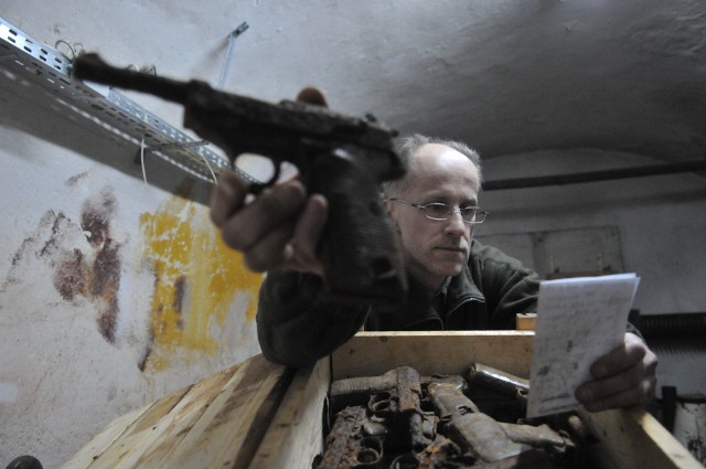 Tadeusz Blachura z muzeum w Drzonowie prezentuje Walthery, które odnaleziono w 1998 r. w Kostrzynie nad Odrą. To tylko część arsenału. Nie wiadomo, co stało się z wieloma bardzo dobrze zachowanymi sztukami tej broni.