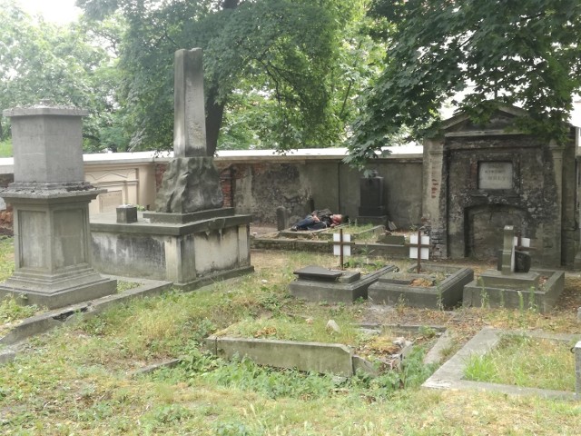 Zabytkowy cmentarz ewangelicki w Kaliszu, na którym pochowanych jest wielu znanych mieszkańców miasta, jest systematycznie niszczony i zaśmiecany. Taki widok zastaliśmy we wtorkowe popołudnie.