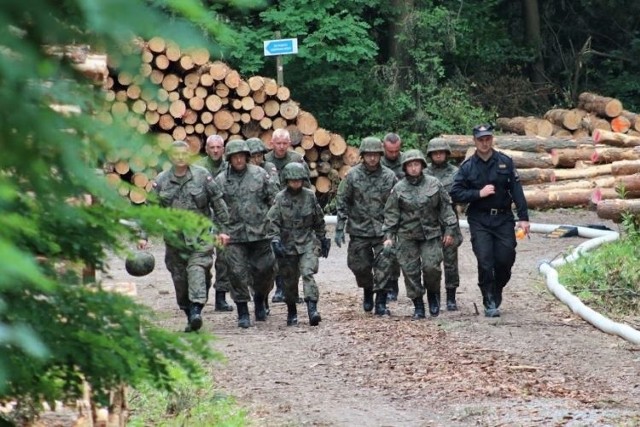 Żołnierze z Sandomierza przeszli szkolenie i ćwiczenia pod okiem funkcjonariuszy z Komendy Powiatowej Państwowej Straży Pożarnej w Staszowie.