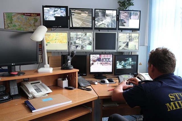 W centrum miejskiego monitoringu w Komendzie Miejskiej Policji na ulicy Wesołej Straż Miejska ma podgląd na 37 kamer. 