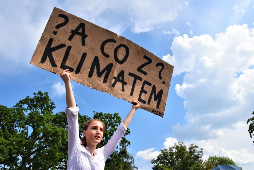 Aktywiści Młodzieżowego Strajku Klimatycznego na wiecu...