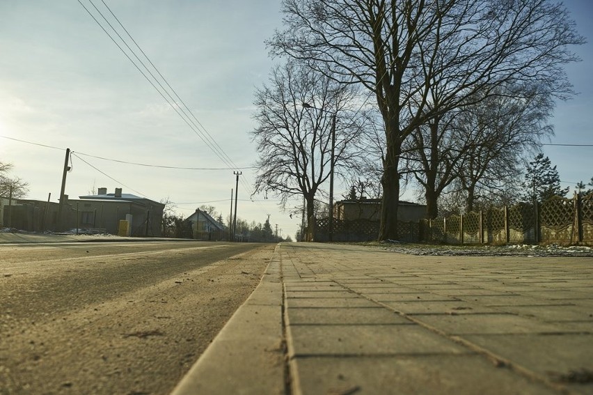 Łódź. Ulica Giewont z asfaltem i chodnikami. Tak wygląda po remoncie. ZDJĘCIA