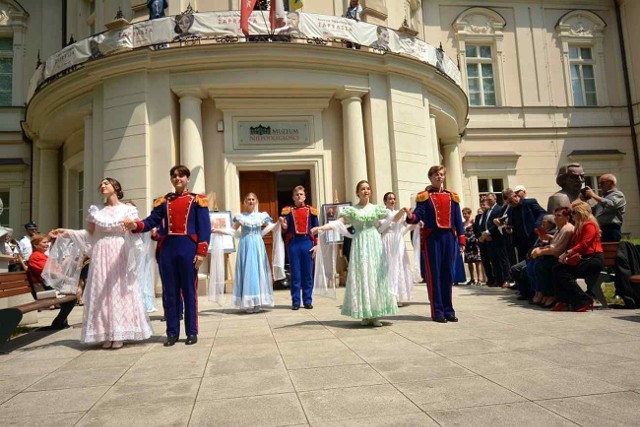 Trzemeszeński zespół taneczny "Strzecha" pod kierownictwem Mariusza Zielińskiego przed gmachem Muzeum Niepodległości w Warszawie