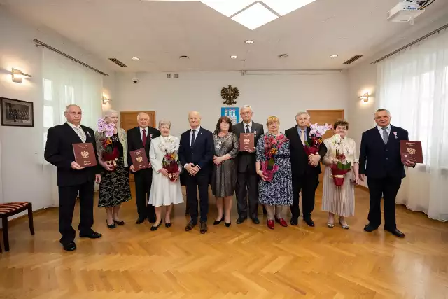 Burmistrz Grójca Dariusz Gwiazda z parami świętującymi 50-lecie małżeństwa. Więcej zdjęć ze Złotych Godów na kolejnych slajdach >>>