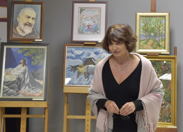 Dyrektor Biblioteki Pedagogicznej w Tarnobrzegu Anna Żarów otwiera wystawę II Powiatowego Przeglądu Twórczości Nauczycieli - „Życie ma tak wiele barw".