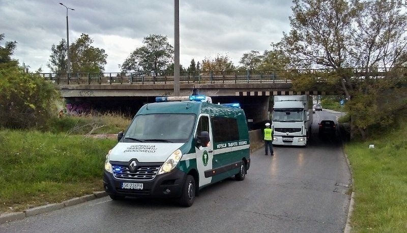 .Kierowca ciężarówki zaklinował się pod mostem ZDJĘCIA Okazało się, że to najmniejsze z wykroczeń