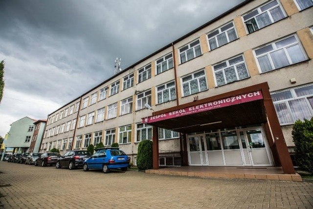 Budynki Zespołu Szkół Elektronicznych w Radomiu przejdą termomodernizację. Miasto ogłosiło przetarg na wykonawcę tej inwestycji.