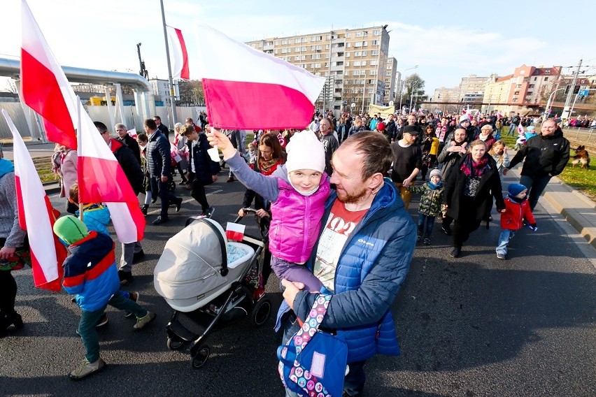 Radosna Parada Niepodległości przeszła przez Wrocław [ZDJĘCIA]