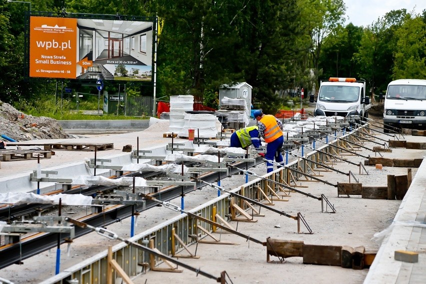 Przy Strzegomskiej układają już tory. Trasa autobusowo-tramwajowa na Nowy Dwór rośnie w oczach [ZDJĘCIA]