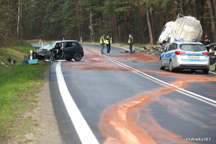 Wypadek na drodze 871 relacji Stalowa Wola - Tarnobrzeg. W zderzeniu opla z ciężarówką ranny został 47-letni kierowca auta osobowego!