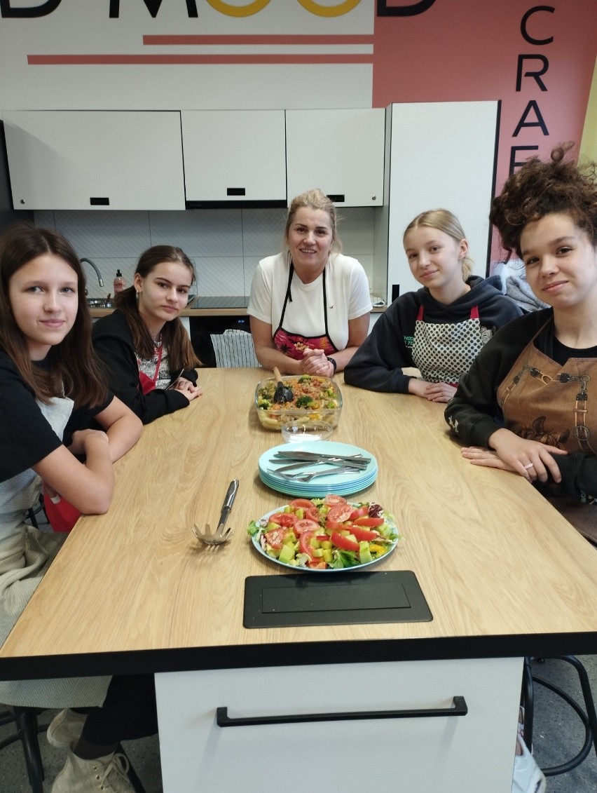 Od 2022 roku w szkole jest także sala kuchenna z craft...