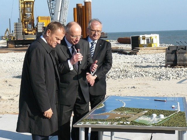 Premier był w Świnoujściu niespełna godzinę. Na zdjęciu przed makietą terminalu LNG razem z prezesem Polskiego LNG Zbigniewem Rapciakiem (drugi od lewej) i jego zastępcą Tadeuszem Zwierzyńskim. W tle budowa falochronu.