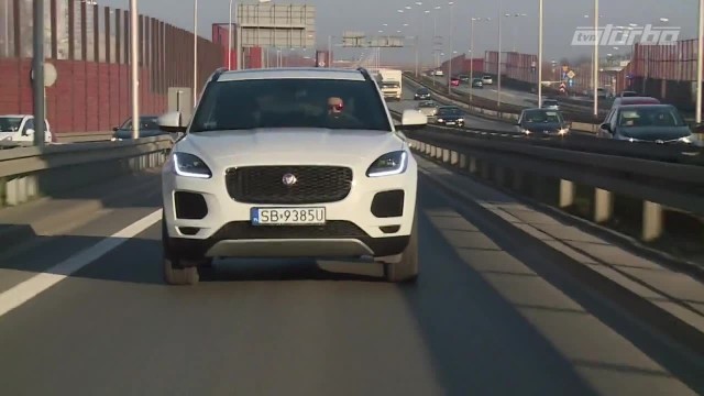 Jaguar E-Pace Niewielki Jaguar E-Pace to konkurent dla Audi Q3, BMW X1, czy Mercedesa GLA. Stylistyka auta jest dość agresywna. E-Pace’a można zamówić z benzyną lub z silnikiem wysokoprężnym pod maską. Fot. TVN Turbo/x-news