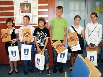 Laureaci odebrali nagrody na sesji rady miasta Fot. Anna Szopińska