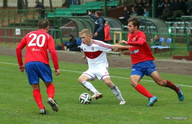 W listopadzie w meczu ligowym Ruch Zdzieszowice pokonał u siebie Odrę Opole 2-1. Przy piłce obrońca Ruchu Daniel Nowak, a atakują go defensorzy Odry Adrian Droszczak i Maciej Michniewicz (nr 20).