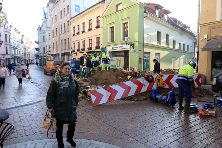 Projekt zakłada rozebranie istniejącej nawierzchni,...