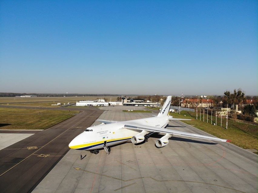 Potężny Antonov An-124 Rusłan na płycie wrocławskiego...