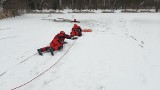 Pod człowiekiem załamał się lód. Do akcji wkroczyli strażacy z Chorzowa, którzy ćwiczyli wyciąganie poszkodowanego z przerębla