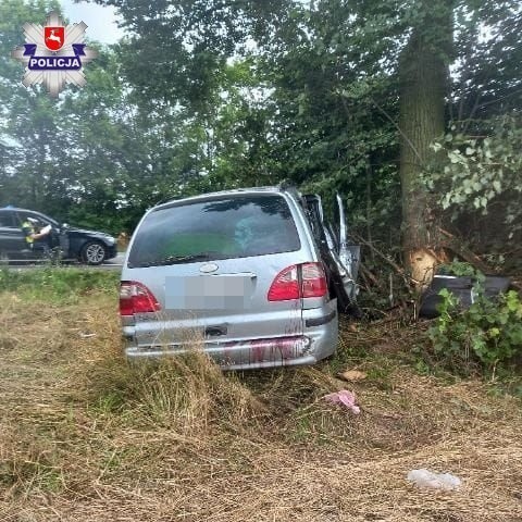 Śmiertelny wypadek na DK 48. 76-latek uderzył w drzewo, jedna z pasażerek nie żyje
