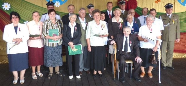 Rodzice, którzy wychowali dla Wojska Polskiego przynajmniej trzech synów, zostali uhonorowani medalami podczas niedzielnej uroczystości w Wiślicy.