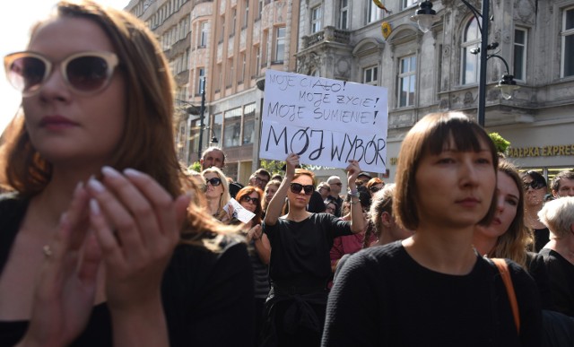 Czarny protest przeciwko zaostrzeniu ustawy antyaborcyjnej