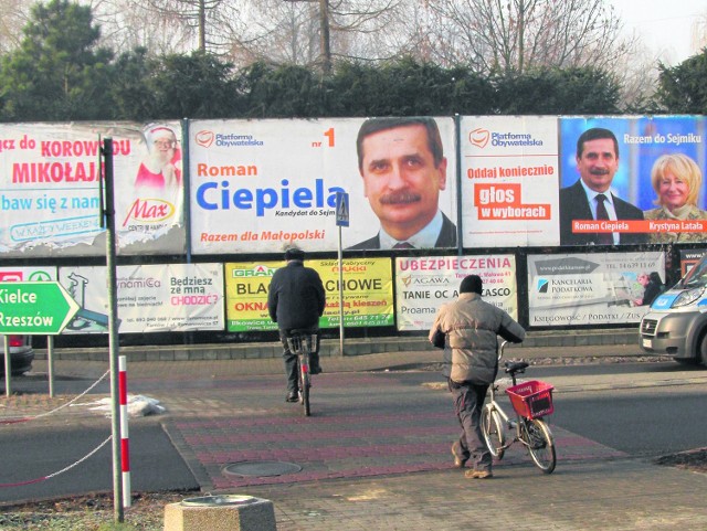 Czyżby Roman Ciepiela wystartował z kampanią wyborczą? Okazuje się jednak, że jego podobizna anonsująca walkę o miejsce w sejmiku to tylko efekt sprzątania tablic reklamowych w centrum miasta.