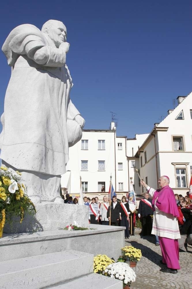 Pomniki Jana Pawła II to porażka