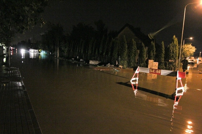 Fala nieczystości zalała domy i ulice w Plewiskach