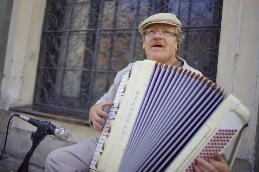 Roman Kamiński sprzedaje własnoręcznie wykonane pamiątki...