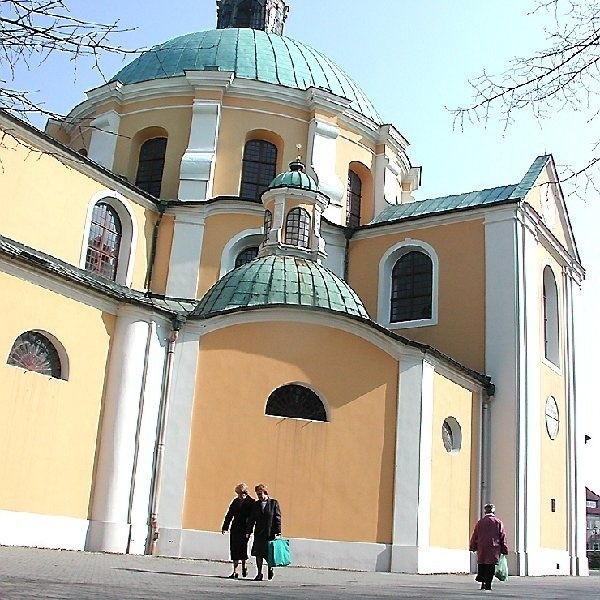 Ksiądz prałat Bronisław Michalski jest  inicjatorem renowacji bazyliki. W świątyni mają  być odtworzone elementy zniszczone przez  Niemców pod koniec drugiej wojny światowej,  kiedy to kościół został podpalony, przez  uciekających okupantów.