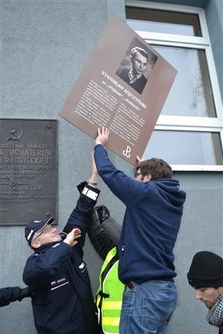 Częstochowa: Poseł Jaskóła przepychał się z policją, która broniła tablicy z sierpem i młotem