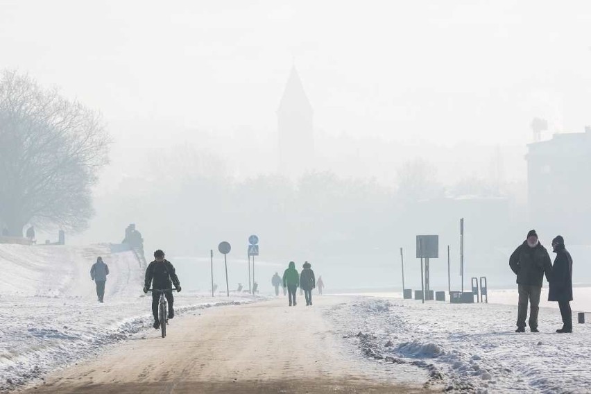 Siarczyste mrozy i duszący smog zaatakowały Kraków. Pękały szyny tramwajowe, rury ciepłownicze