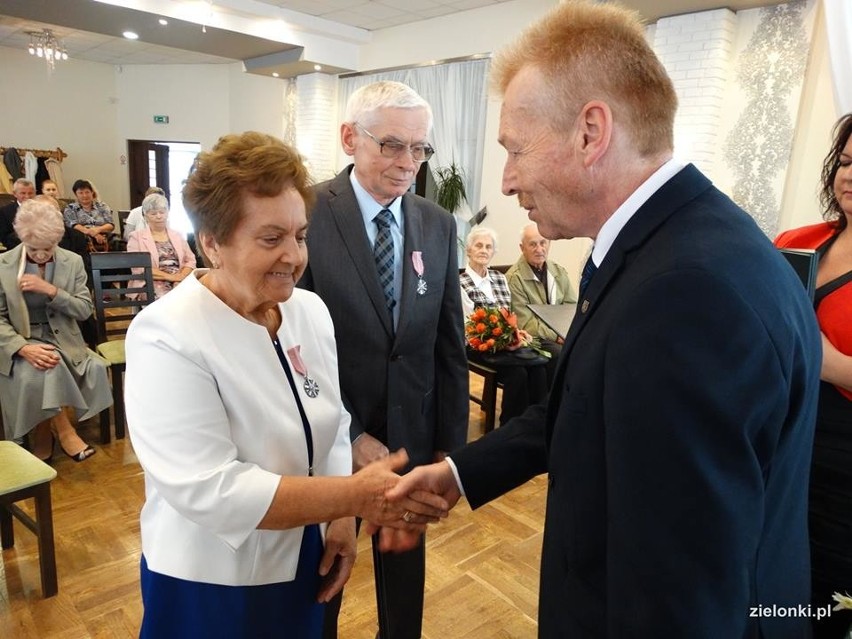 Złote gody w Zielonkach. Małżonkowie odebrali medale za wspólnie przeżyte pół wieku