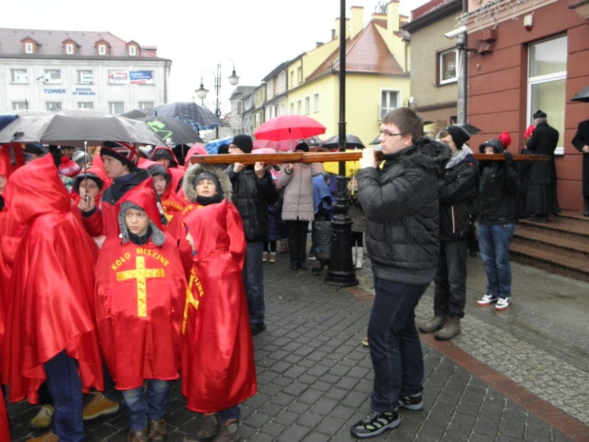 Krzyż ŚDM w Żorach: Adoracja i procesja [ZDJĘCIA]