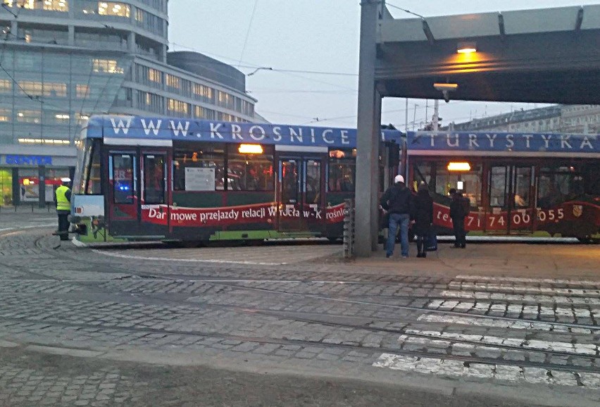 Wrocław: Wykolejenie tramwaju na rondzie Reagana (ZDJĘCIA)