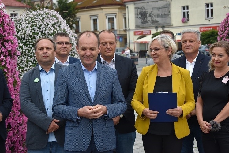 Na Rynku w Oświęcimiu Koalicja Obywatelska zaprezentowała swoją drużynę w okręgu nr 12 w wyborach do Sejmu [ZDJĘCIA]