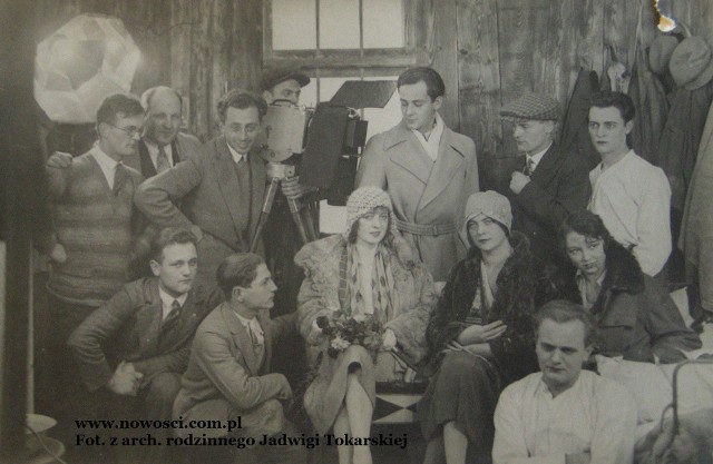 Zespół Marwin-Filmu. Młody człowiek w okularach po lewej to Bernard Marwiński. Dwaj panowie w  białych koszulach to Zygmunt Wielgoszewski (u góry) i Bogusław Magiera. Między nimi tytułowa bohaterka filmu.