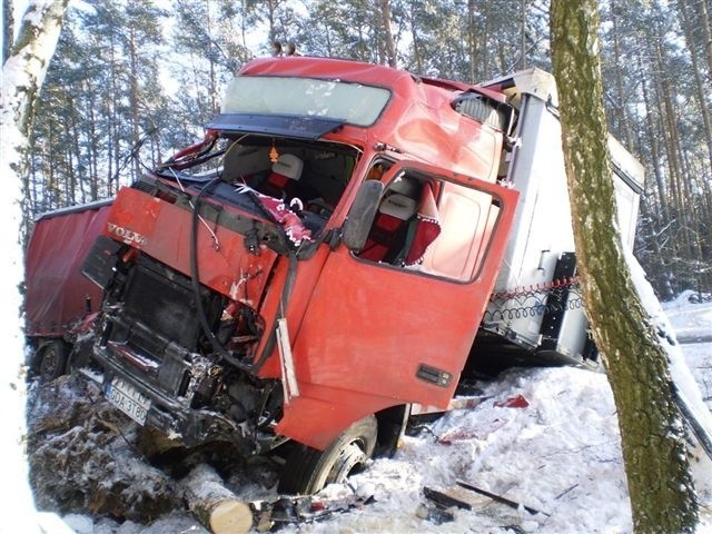 Tir zjechał do rowu