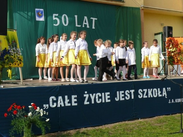 Podczas uroczystości uczniowie zaprezentowali program artystyczny.