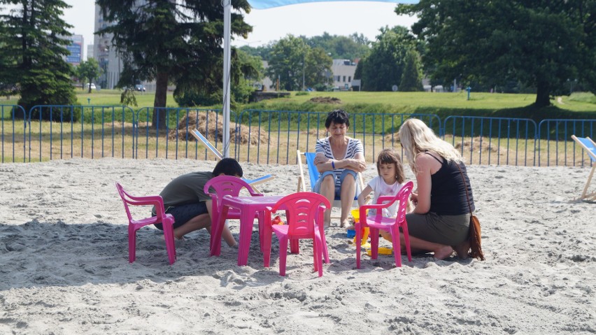 W Jastrzębiu jak nad morzem. Stworzyli plażę z 300 ton...