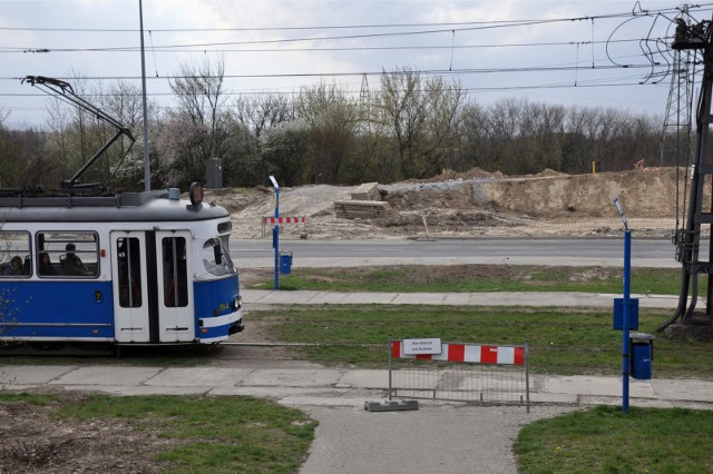 Zarząd Dróg Miasta Krakowa ogłosił przetarg na przebudowę torowiska tramwajowego w ciągu ul. Jana Pawła II od placu Centralnego do ul. Ptaszyckiego oraz ul. Ptaszyckiego do ul. Bardosa. Mieszkańcy od lat czekają na tę inwestycję.
